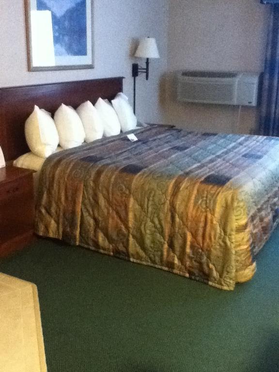 Baraga Lakeside Inn Экстерьер фото