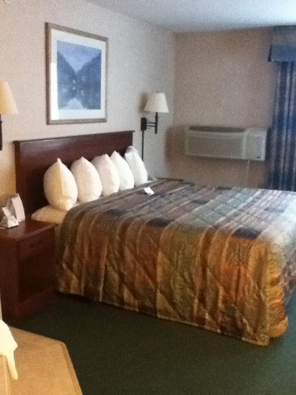 Baraga Lakeside Inn Экстерьер фото